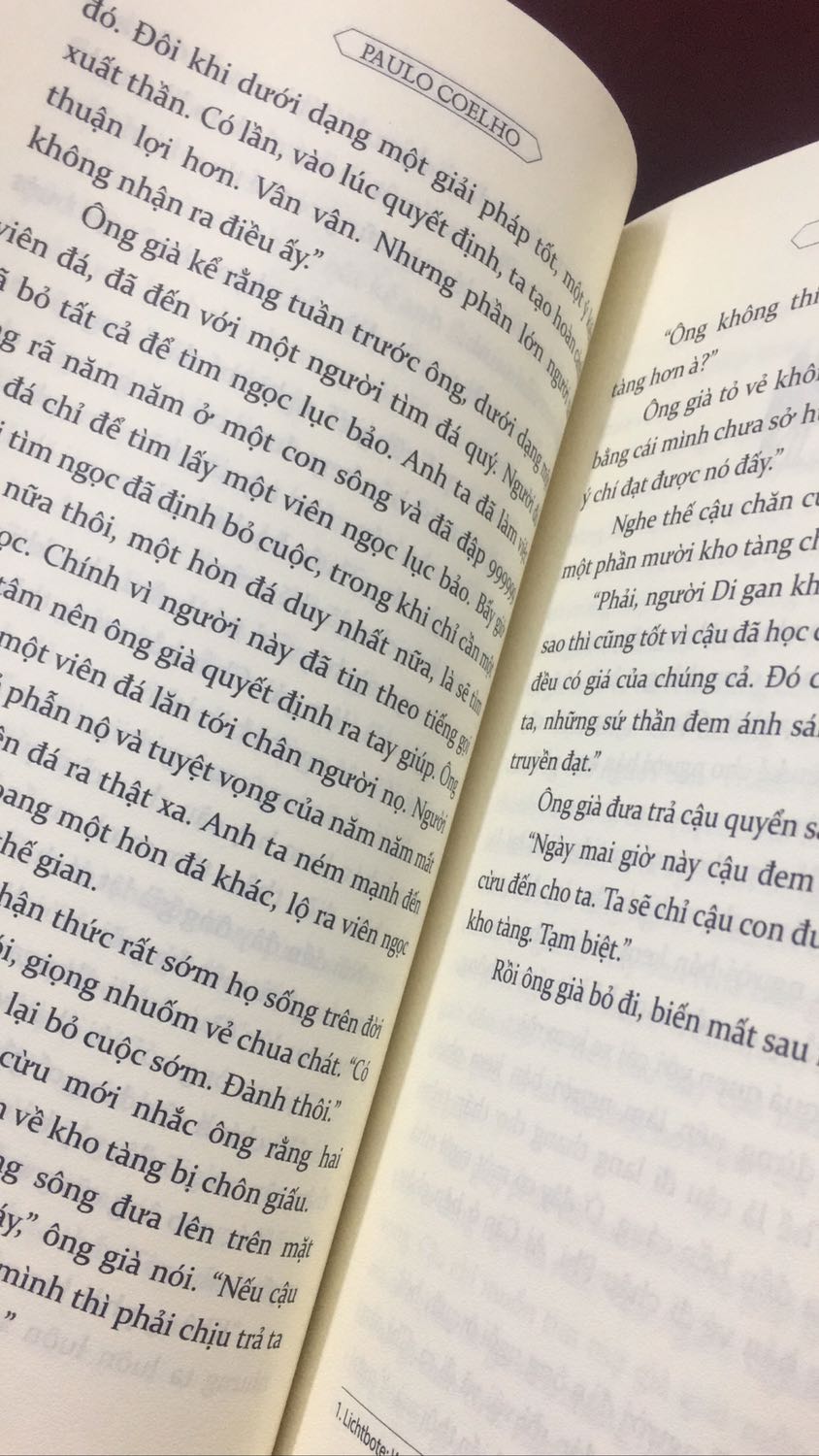 quyển này có thể nói là kinh điển rồi nên mình nhất quyết phải mua về đọc thử ngay sau khi đọc xong Hai số phận tối hôm qua :)). 
thứ nhất về giá tiền mình thấy khá rẻ, đã thế còn được freeship nên mình không hề bị day dứt sau khi mua về ( như nhiều quyển khác mình từng mua trên Tiki ) :)). thứ hai mình chọn gói ship từ 2-3h nên vừa đặt lúc 4 giờ, 6 giờ đã có rồi ! khi giao hàng đến thì quyển sách y như trong hình : bóng loáng, mới, chữ được in ấn rõ ràng và hình ảnh trong sách cũng rất đẹp nữa ! mình không đánh giá gì về shipper hay dịch vụ giao hàng ( chăm sóc khách hàng ) vì mình nhờ người thân nhận chứ không trực tiếp lấy ?
nhưng nói chung thì mình rất hài lòng về lần mua hàng này của Tiki ! good job ?