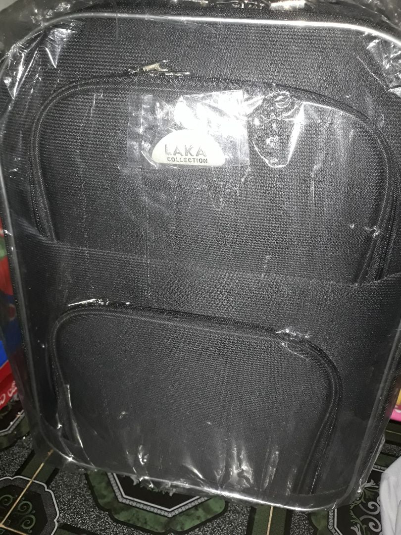 san pham gióng hình, nhìn khá chắc chắn, chất lượng thì phải dùng 1 tg mới review tiếp đc , mới đầu mình nghĩ nó sẽ nhỏ nhắn, nhưng nó lớn hơn so với những gì tưởng tượng vì 20inch. bự lắm ko biết có mang lên máy bay đ ko