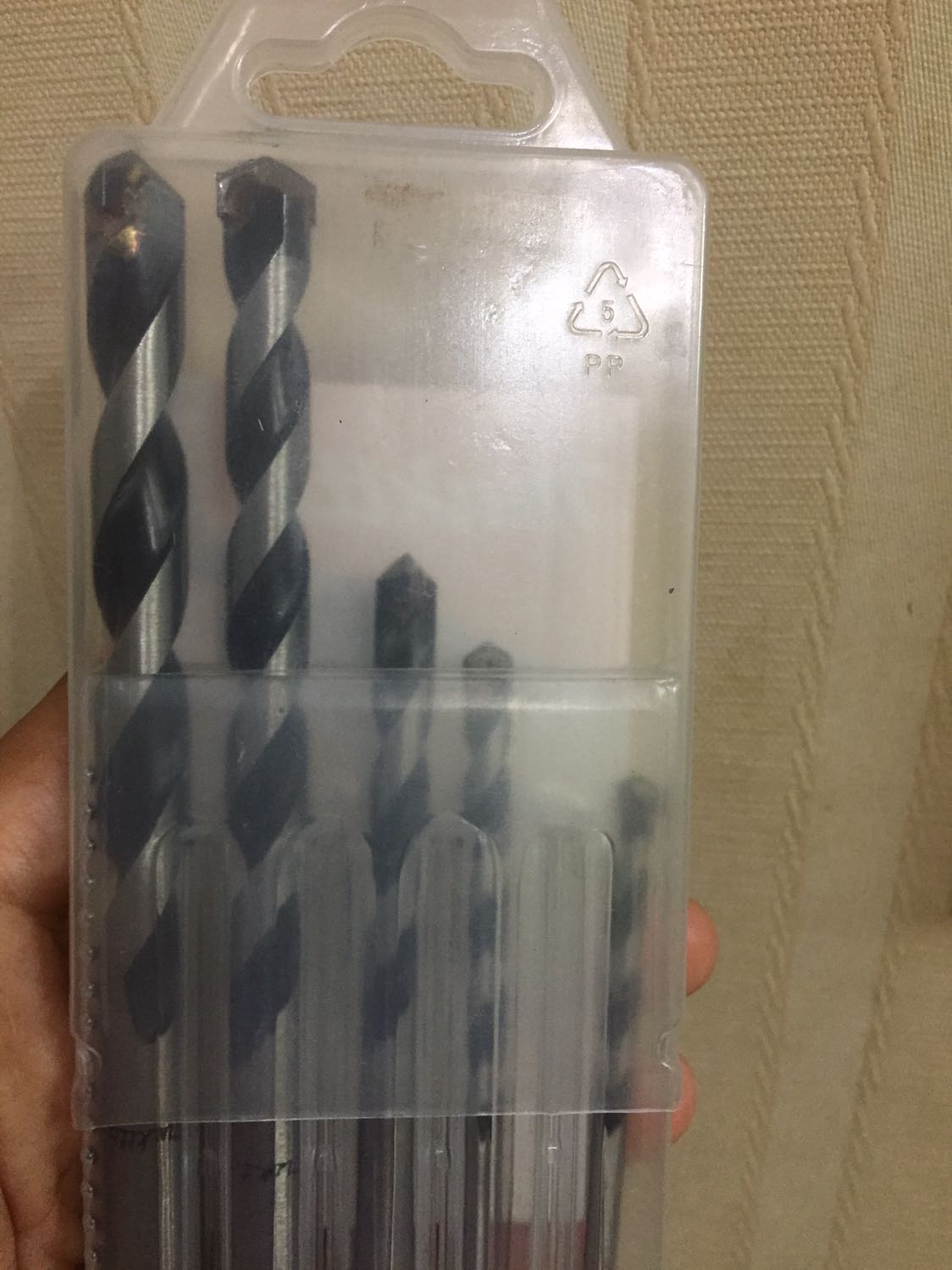 Nhìn giống như bị rỉ sét, đổi hàng rồi thì thấy không khác gì. Khui ra mới biết là không phải lỗi. Do shop để hình “sạch sẽ” nên mình cứ tưởng hàng cũng trắng như vậy. Hãng này mình có xài rồi thì thấy cũng ổn. Giá trên tiki hơi cao nhưng dịch vụ tốt nên mình vẫn chọn mua.