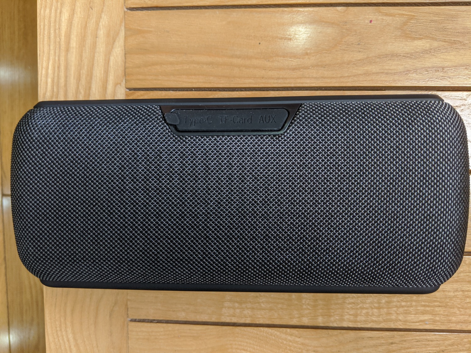 Đã nhận hàng và khui hộp thử luôn: Loa nhỏ gọn, rất chắc chắn, âm thanh to rõ Stereo rất hay, tiếng bass rất sâu nhưng tiếng treble hơi kém. Phụ kiện không có sạc kèm theo, Phiếu bảo hành không có thông tin của nơi tiếp nhận bảo hành, nếu cần bảo hành biết gửi về đâu hả Shop?