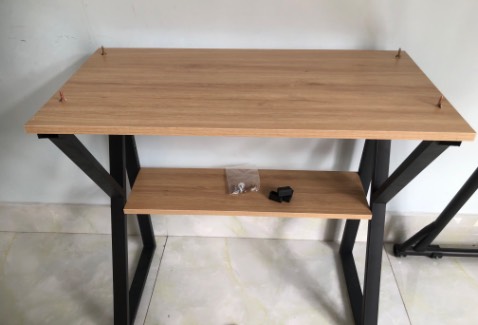 Thiết kế của bàn dở nha shop. 
Lắp xong thì 4 cây đinh (trong bộ bàn được giao) chỉa thẳng lên mặt bàn (như hình). Giờ không biết xử lý 4 cây đinh này sao luôn. Cắt ngắn hay che lại đều không được do đinh to và dài, đặc biệt là đầu đinh lại nhọn