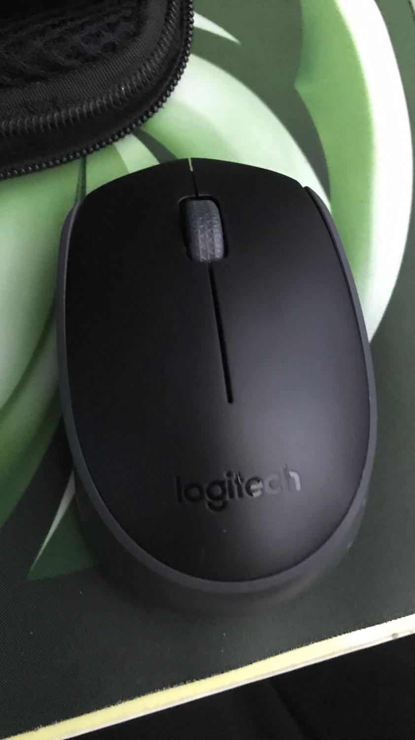 Sản phẩm đẹp, đúng như hình, chuột nhạy, vừa tay. Nhân viên giao hàng rất có tâm. Shop gói hàng cẩn thận.