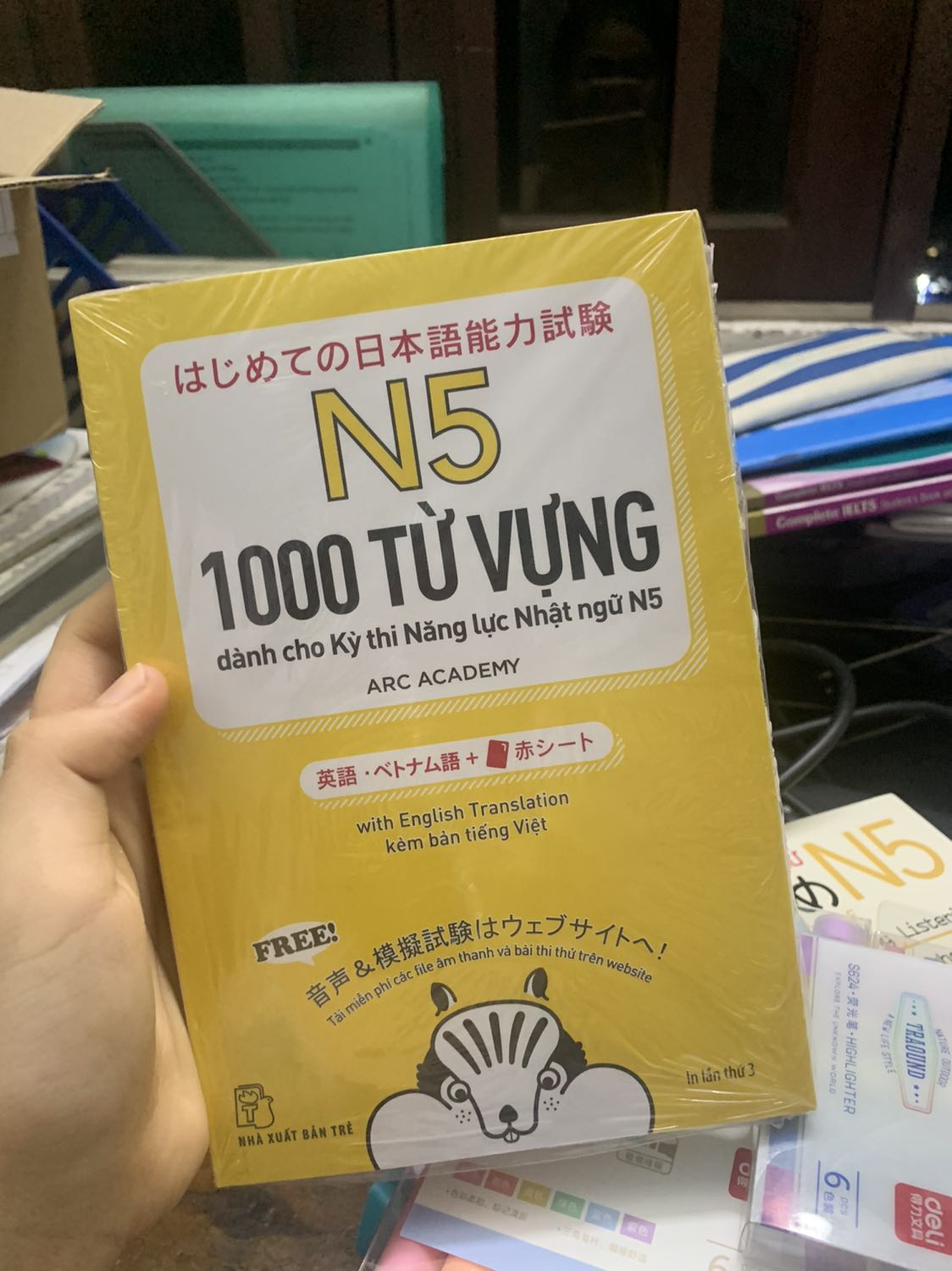 Xịn xò cực kì. Giấy chất lượng muốn xỉu, chữ in rõ nét và có kèm tiếng việt cho dễ học hơn. Tiki thì giao hàng phải gọi là đỉnh của chóp- nhanh ko chê vào đâu đc. Thanks nhìu ạhhhhh