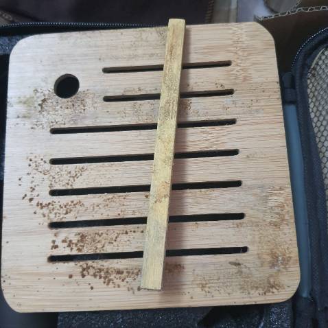 Khay gỗ và kẹp trà mốc xanh. Làm quà tặng ko ổn