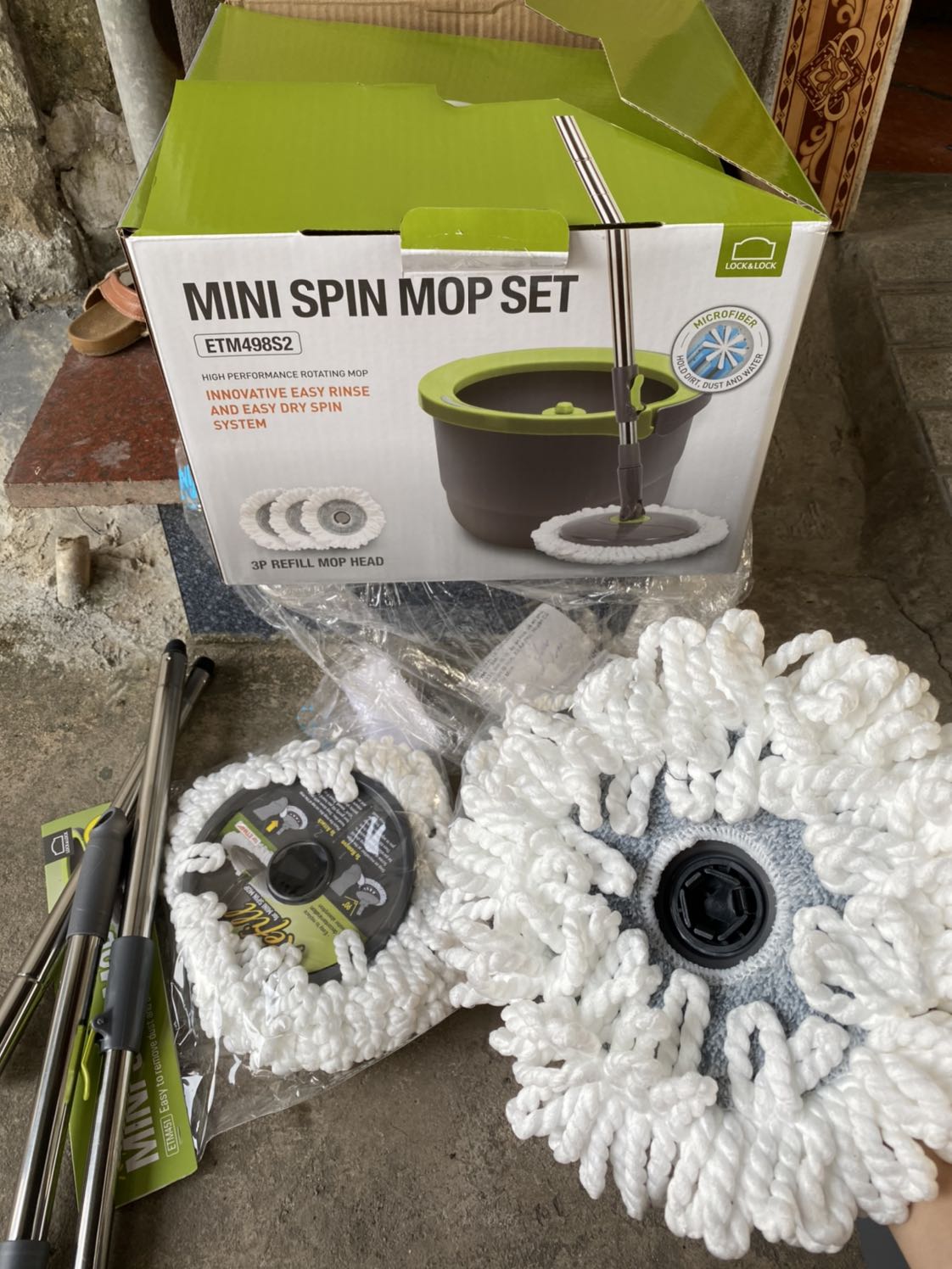 Hôm nay mình vừa nhận được hàng nên đem ra dùng thử liền. Theo mình thì cây lau nhà tốt, chắc chắn. Được tặng 2 bông lau nữa là được 4 bông. Nhưng bông hơi nhỏ nên phải lau nhiều lần mới sạch. Nhưng điểm cộng là lau sạch, nhà mau khô. Bông vắt nếu biết cách xoáy thì bông khô dễ lau chứ k bị ướt nha. Vì là mini nên k có bánh xe, nếu cho nhiều nước thì xách nặng tay thôi. Với 399k mà lại được miễn ship thì như vậy là hời. Sản phẩm dùng tốt, lau sạch. Cảm ơn tiki nha.