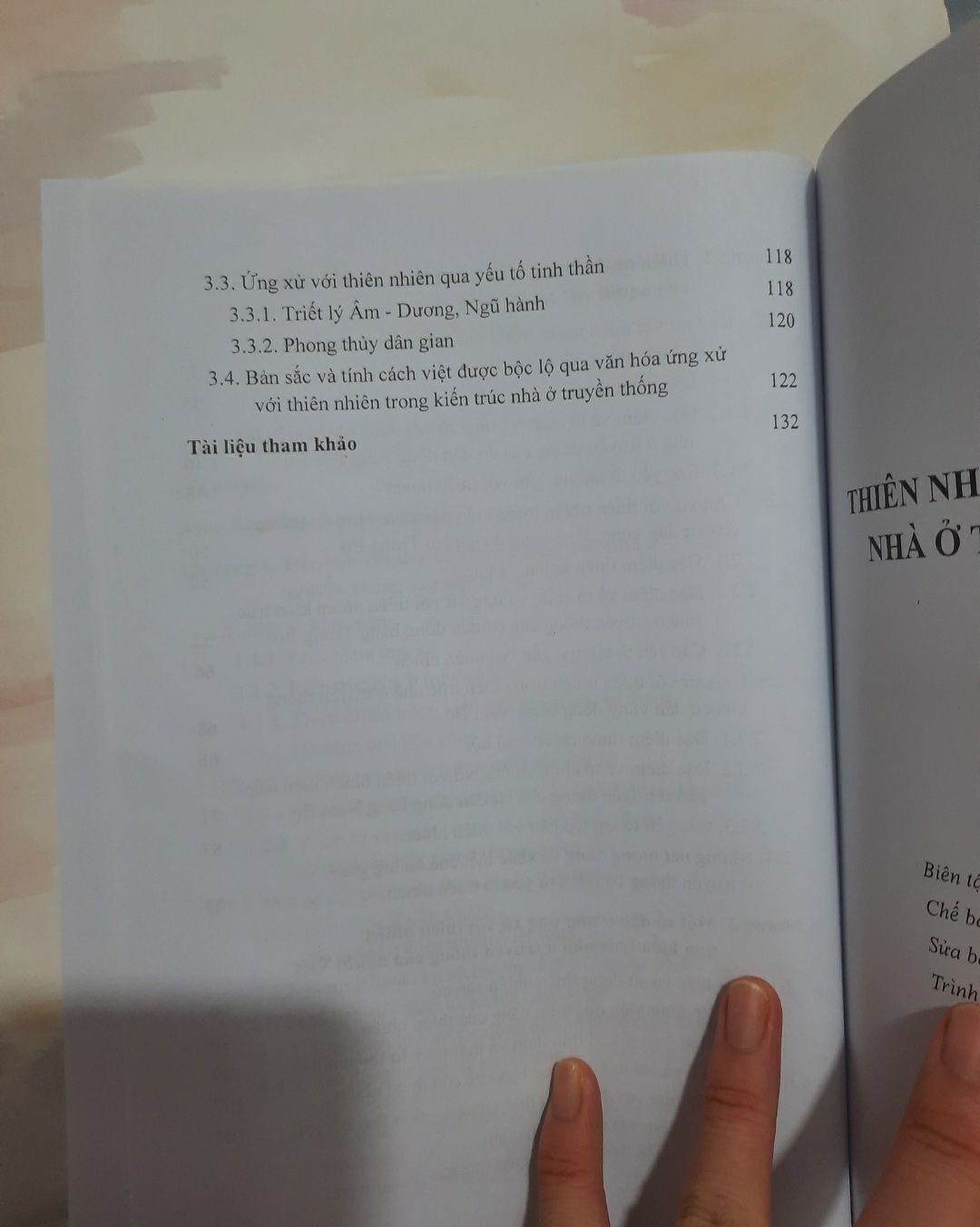 Mua sách này trong lúc mình đang làm bài tiểu luận cho nguyên lý thiết kế nhà ở và mình phải nói cuốn sách này thực sự rất bổ ích luôn, sách hướng dẫn thiết kế nhà phù hợp với khí hậu ở Việt Nam, tài liệu rất hữu dụng với các bạn sinh viên nào chuẩn bị vô đồ án nhà ở!