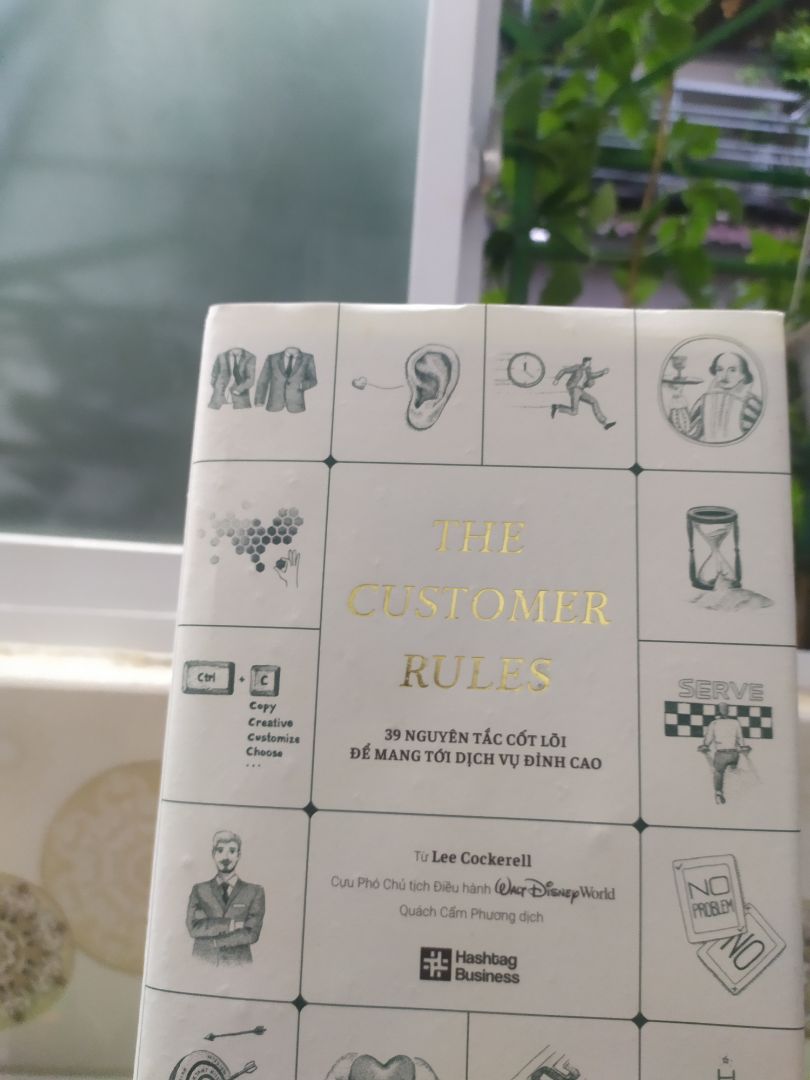 The Customer rules chỉ ra rằng để mang dịch vụ xuất sắc đến cho khách hàng, thì trước tiên, bản thân chúng ta phải thể hiện được sự tự tin, tran đầy năng lượng và mong muốn mang đến trải nghiệm đặc biệt cho khách hàng. 
Nguyên tắc đầu tiên : Hãy tử tế.
Một cuốn sách đáng đọc.