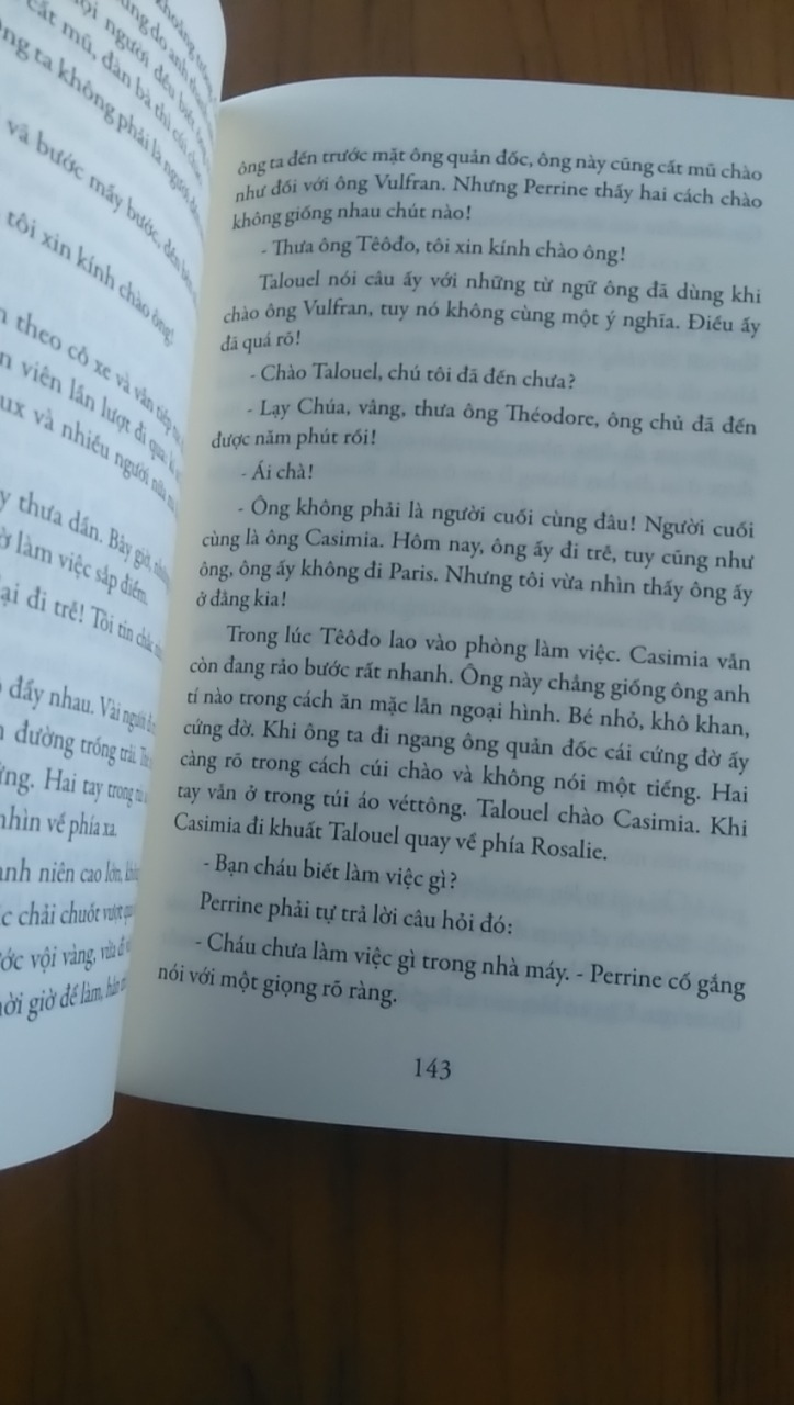 1. Hình thức: khổ nhỏ (13 x 19xcm) cầm vừa tay.
2. Mực in rõ nét, giấy hơi ngà, khiến mắt dễ chịu khi đọc.
3. Nội dung: gồm 2 phần chia làm 24 chương.
4. Tên nhân vật được giữ nguyên, mặt dù trang "LỜI GIỚI THIỆU" ghi và Việt Hóa nhưng tên không bị phiên âm.