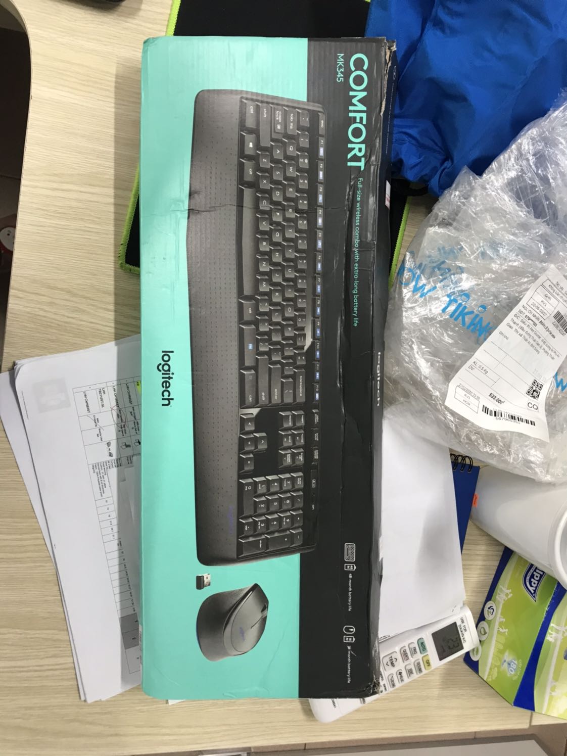 Đóng gói tệ, tem niêm phong đã bị khui. Chuột và phím lần đầu dùng thấy nhạy, không biết sau này thế nào. Phần chân 70 độ của bàn phím cảm giác èo ọp. Bề mặt chất liệu bàn phím cảm giác cheap một chút, dễ bám bẩn.