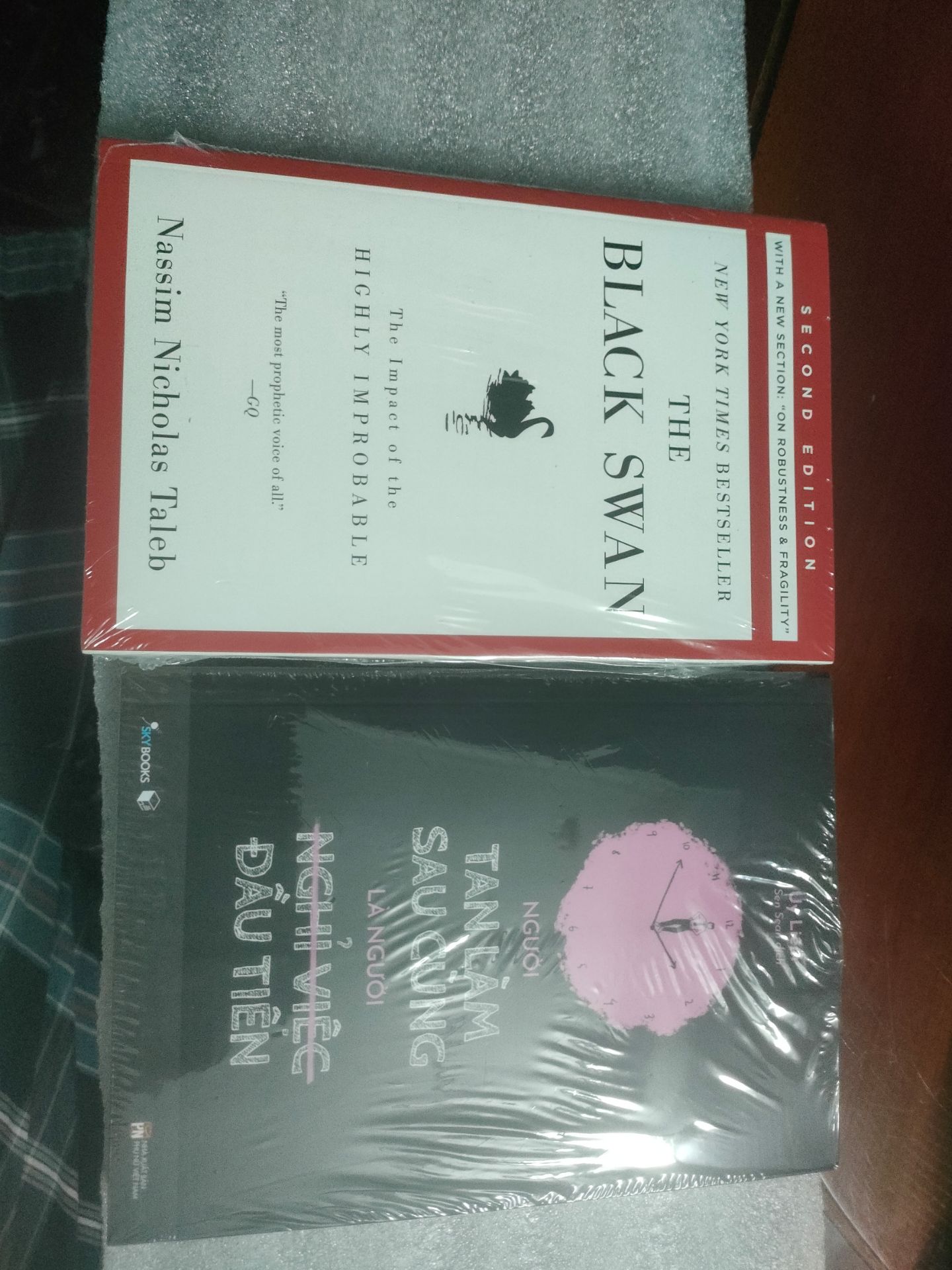 Sách đóng gói kỹ, có miếng mút dày chống cong queo, bọc nylon kỹ. 
Trừ lại 1 sao vì shipper giao hàng gọi điện yêu cầu chờ cửa để giao, chờ cả buổi không thấy đâu. Trễ 2 ngày mình conplain thì tiki liên hệ lại mới chịu đi giao. Shipper thái độ rất tệ và thiếu chuyên nghiệp.