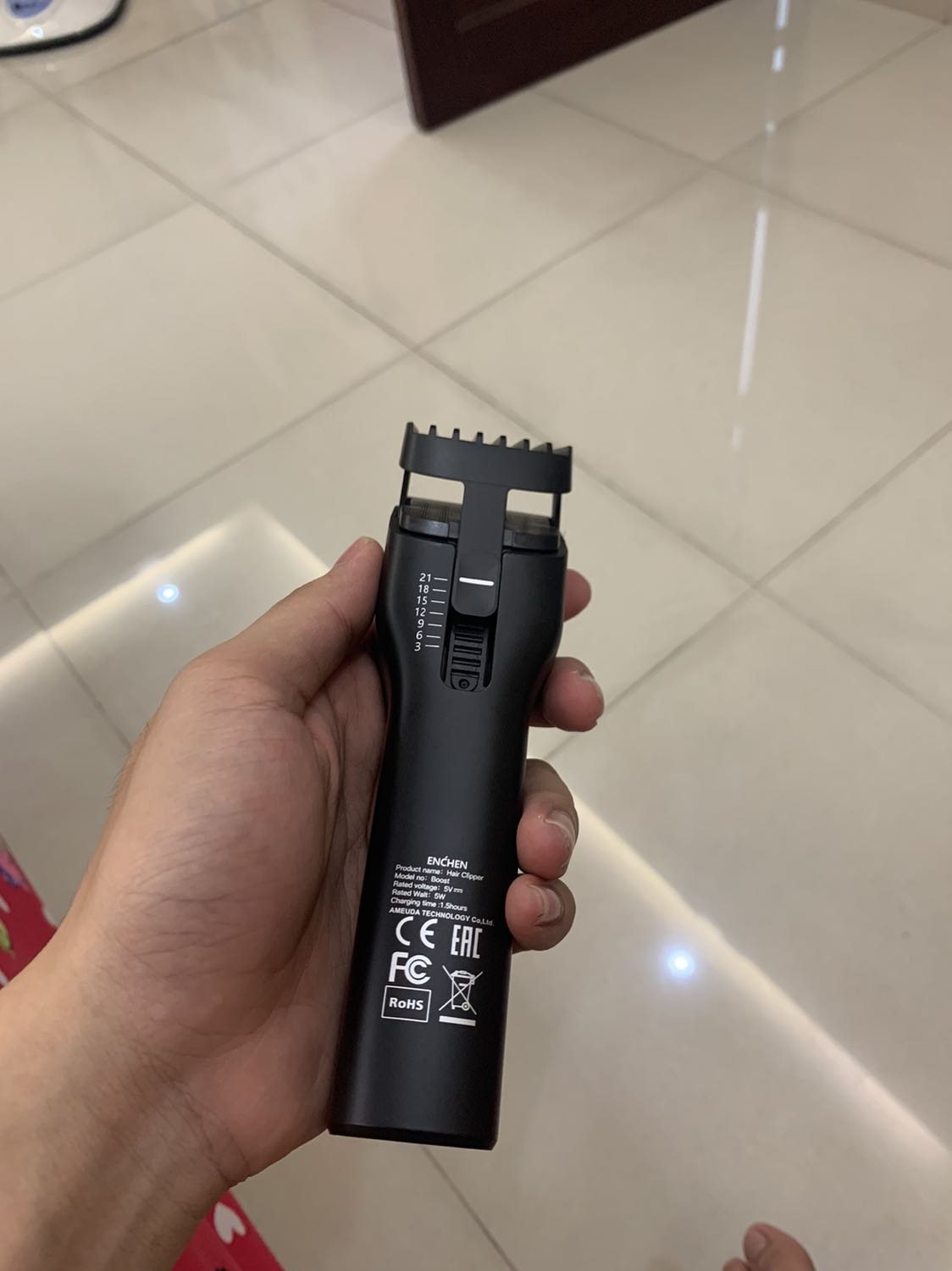 Sản phẩm dùng chất lượng rất chi là ok.Nó thông minh hơn cắt tóc thông thường,giá quá rẻ,bth dịch cắt 50k 1 người,giờ cắt 4người bằng giá cái máy nên mua cái máy cho rẻ mn ạ.Dùng được nhiều tiện dụng vô cùng luôn,dễ vệ sinh,rất bền và khó hỏng.11/10 nhé