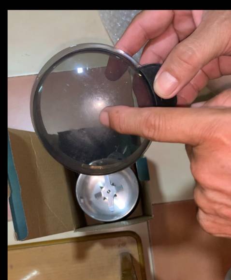 Thất vọng! Shop giao hàng cái nắp bị trầy giống như lấy từ cái đã xài rồi để giao vậy. Máy chạy (chưa có thực phẩm) nghe có vẻ mạnh mẽ-giống như motor máy sấy tóc! Lòng nhôm (không phải inox), miệng cối cuốn vào sắc (bén) dễ đứt tay lắm mn lưu ý; khi lau chùi cẩn thận kẻo đứt tay! Lời khuyên nên đầu tư một máy to hơn khỏe hơn, sắc nét hơn hàng chính hãng giá cao hơn mà hài lòng. Còn mua "em" này ... không hài lòng chút nào.