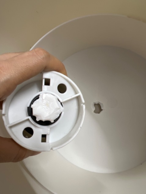 Hàng giao nhầm hay sao ấy, nhận hàng mà chả thấy giống với hình ảnh trên shop, vừa bóc ra đã gãy chốt rồi thì làm sao gắn trục vô để giặt cây lau nhà được. Thùng nhựa ọp ẹp, gãy chốt, không có sách hướng dẫn. Mình muốn trả hàng do đã hư hỏng không thể sử dụng được.