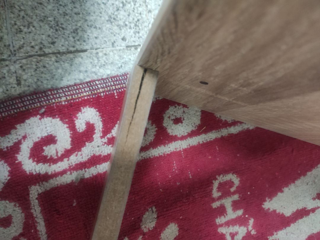 gỗ ép, bị nứt khi siết ốc. 

lắp ráp nhớ để ý lỗ vít, NÊN ĐỌC TRƯỚC HDSD RỒI HÃY LẮP, tránh hấp tấp rồi hối hận. 
nếu làm siêng thì tầm 60p là xong.
nhìn chung khá ổn, vẫn còn hơi ọp ẹp
giá cả tốt. 289k và 3 tháng chờ vì covid
mình nghĩ đựng hơn 100 cuốn sách.