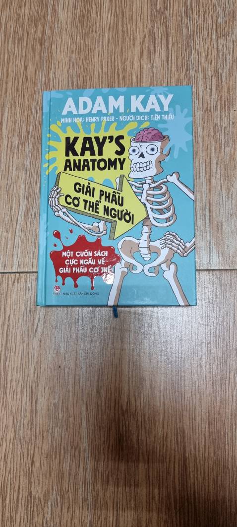 Quyển sách này được bác sĩ Adam Kay hệ thống kiến thức rất lôgic.Bác sĩ đã chia ra từng chương khác nhau như :da,tim,máu,phổi,....Từ những bộ phận ngoài cùng đến trong cùng.Từ những cơ quan lớn nhất đến nhỏ nhất.Tất cả ,đều được bác sĩ trình bày một cách,ngắn gọn,dễ nhớ.Đặc biệt hơn,là bác sĩ đã sử dụng khiếu hài hước của mình để biến những kiến thức giải phẫu khô khan thành những kiến thức " dễ nuốt".Quyển sách thích hợp cho những người bắt đầu tìm hiểu về giải phẩu học.