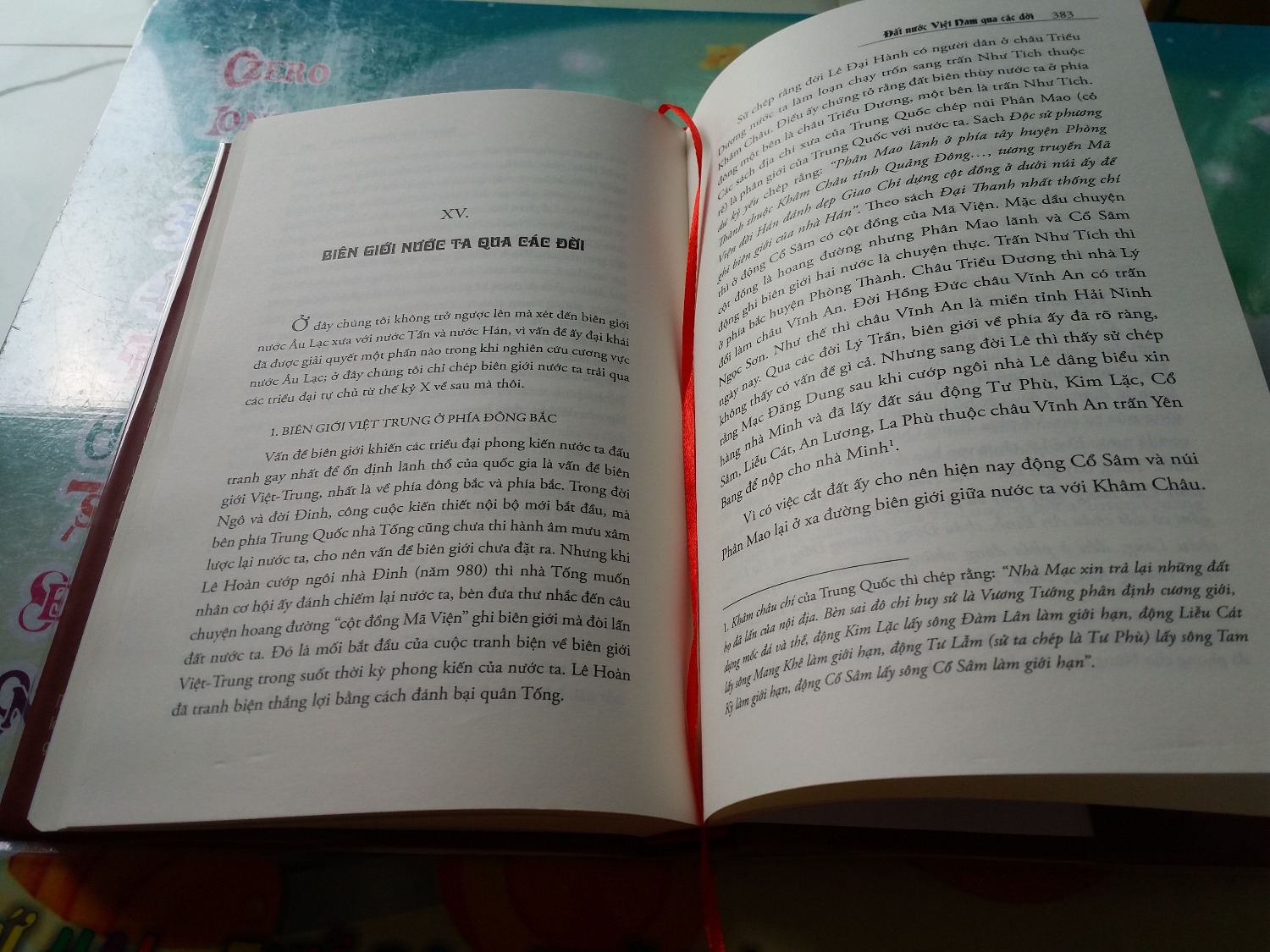 Phải nói rõ cho các bạn đây là sách địa lý nhé, cụ thể là sách lịch sử của các khu vực địa lý. Bìa cứng, có bìa phụ bao ngoài, có nơ đánh dấu sách, giấy tốt màu ngà, sách chỉn chu, chữ rõ ràng nhưng hầu như không có sơ đồ minh họa, nói chung là hơi khô khan nhưng ai chuyên nghiên cứu thì okie!