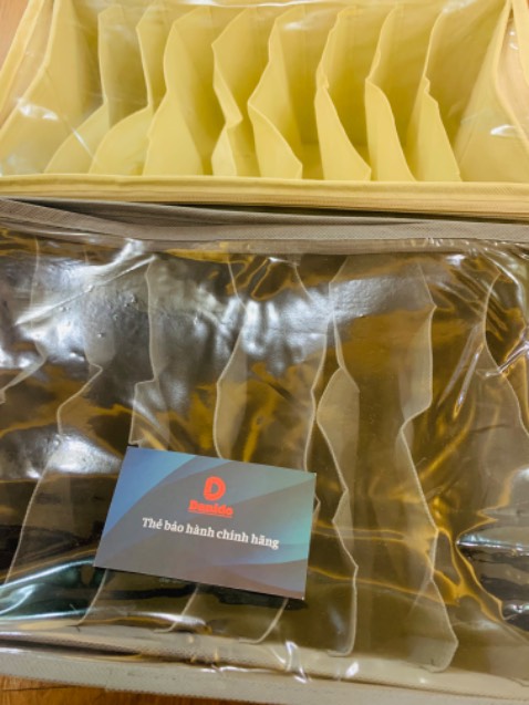 Hôp chia ngăn giúp quần áo phòng mình rất ngăn nắp. Thẻ chính hãng xịn xò, chất liệu vải khôg dệt nên mình thấy gọn nhẹ, mùi hơi lạ nhưng người bÁn bảo hàng an toàn với môi trường, khung cứng cáp chắc chắn. QuÁ thích ở chỗ có thể gấp gọn lại cũng rất tốt, phù hợp với phòng có nhiều đồ đạc! Cần phải phân loại.