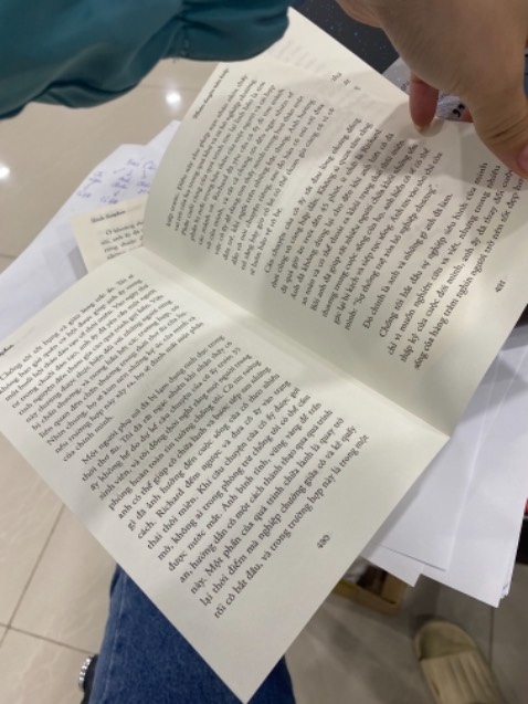 4 tờ cuối sách rời ra như kiểu tờ A4 gấp vào kẹo sách. Chắc lỗi đóng gáy. Haizzz