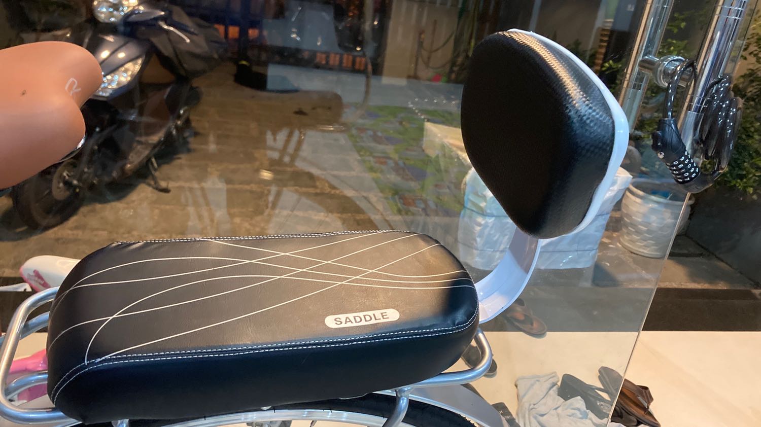 Đệm tốt như quảng cáo. Ốc vít và thanh đỡ kim loại hơi bị rỉ sét và ố màu, chắc do để kho lâu không bảo quản.