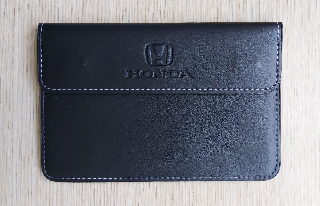 Sản phẩm đẹp, đường may chắc chắn, da mềm. Sp thực tế nhận được giống trong hình. Giá yêu thương 🤩. Dịch vụ giao hàng Tiki tốt, hàng được giao sớm hơn hẹn. Thanks!