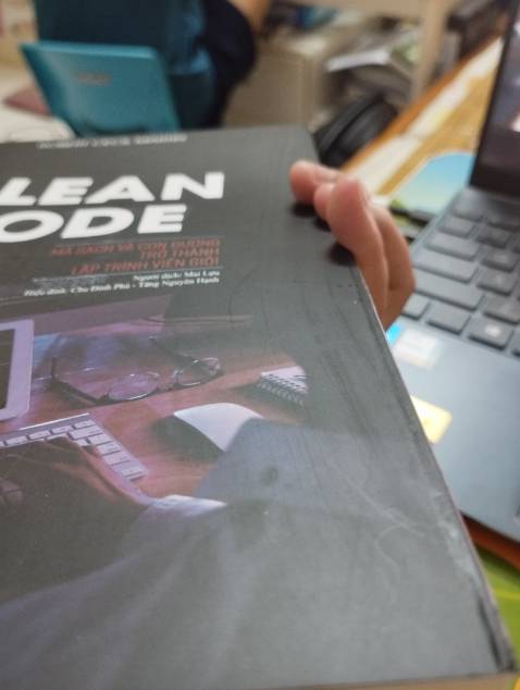 Lúc nhận bọc giấy cẩn thận. Giao hàng nhanh, nv giao hàng tốt tính nhưng mà gáy sách có keo thừa nhìn cảm giác dễ gãy gáy. Bìa sách thì cứ loang loáng kb là có phải do bìa nhiw thế k.