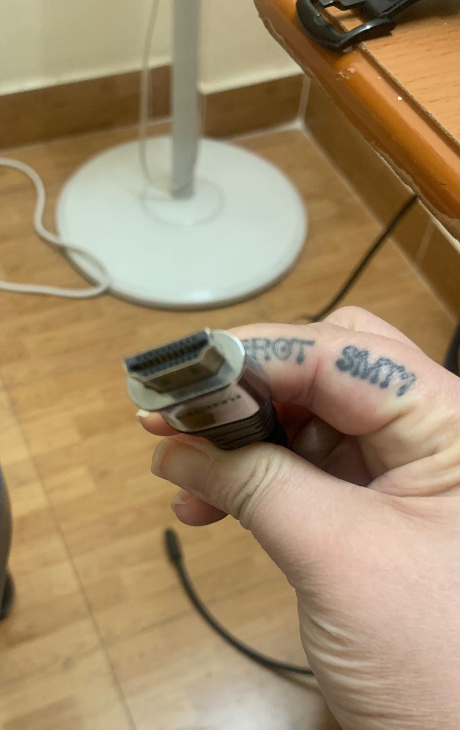 Giao hàng nhanh hơn điện xẹt. 
Dây dùng hiện tại đang rất ổn, nên mình k có gì phải phàn nàn cả. :D
Mà ở phần tên sp đã ghi rõ ràng là DVI to HDMI rồi mà vẫn có mấy ông chấm sao thấp xong phàn nàn vì ko phải/ko vừa VGA thì tôi cũng chịu thật!