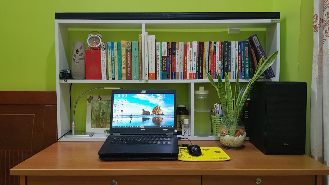 Kệ chắc chắn, đơn giản mà đẹp, dễ lắp ráp, gỗ cầm nặng tay. Nói chung mình hài lòng, Nó khớp với kích thước bàn của mình.