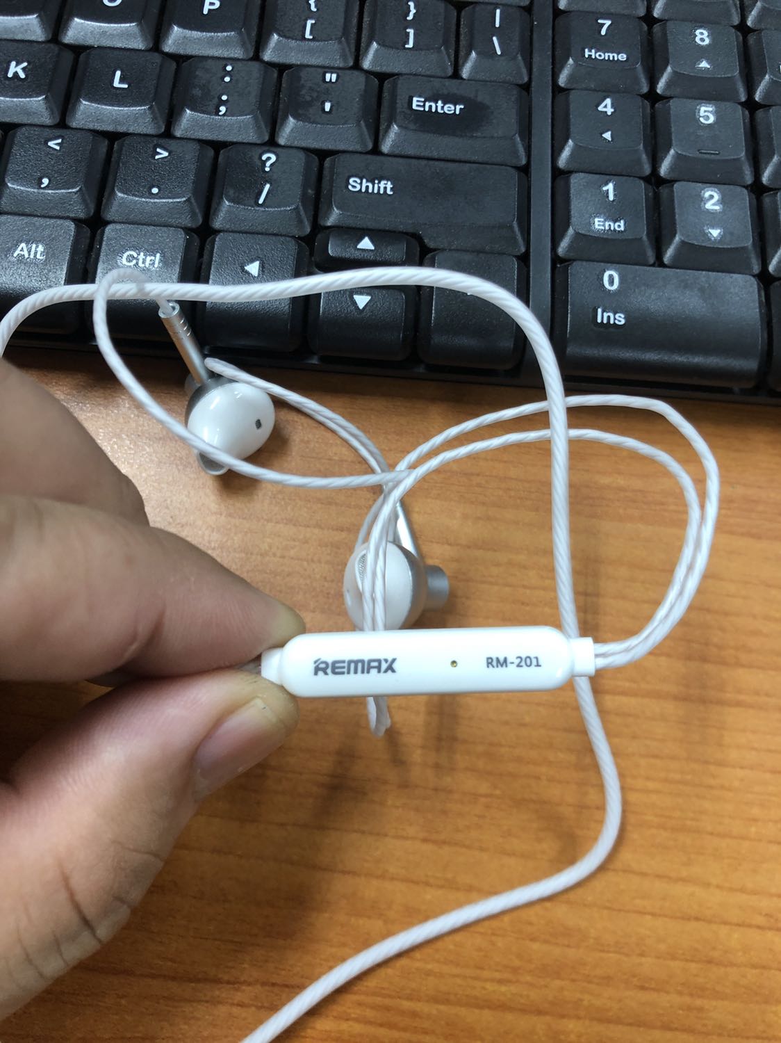 Hình thức đẹp,chất âm tạm ổn.không thể đòi hỏi tai nghe rẻ mà âm bass sâu được.