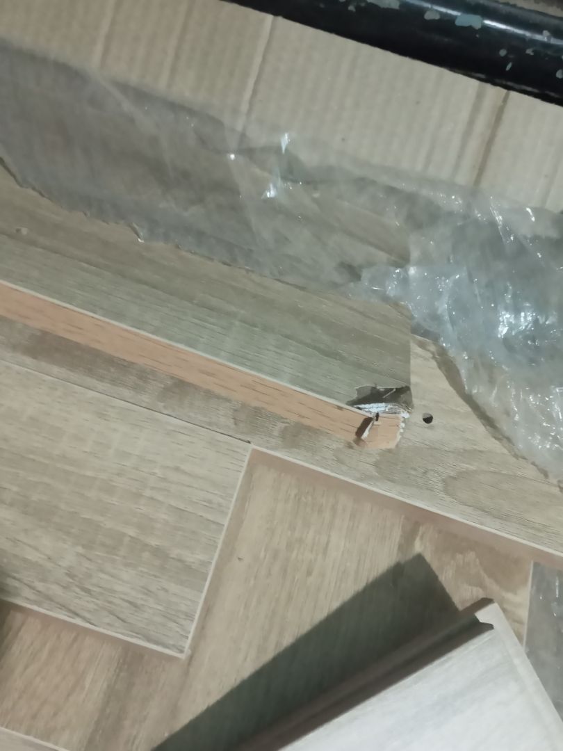 Tôi không thấy hài lòng với sản phẩm này, mới khui hàng ra thấy thế này thì chán bỏ xừ. Tôi nghĩ shop cần lót thêm 4 miếng đệm mút ở ngay 4 góc để tránh xảy ra trường hợp hi hữu này. Hi vọng shop đọc !!! :"(