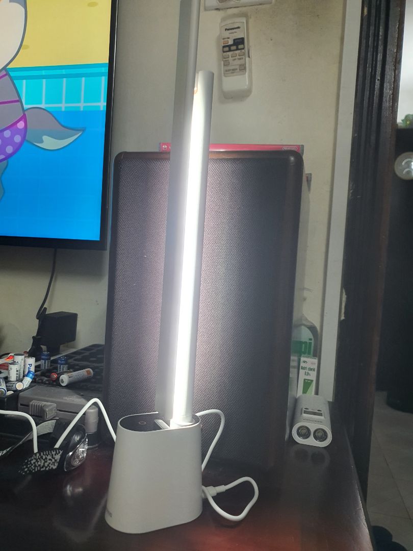 Mới dùng nên chưa đánh giá được độ bền cũng như pin thế nào. Đèn độ sáng ổn, lớp phân cực (polarized) có vẻ chỉ là dạng nhựa mờ. Thiết kế đơn giản, để trên bàn gọn gàng. Khoảng giá 5xx k là chấp nhận được.