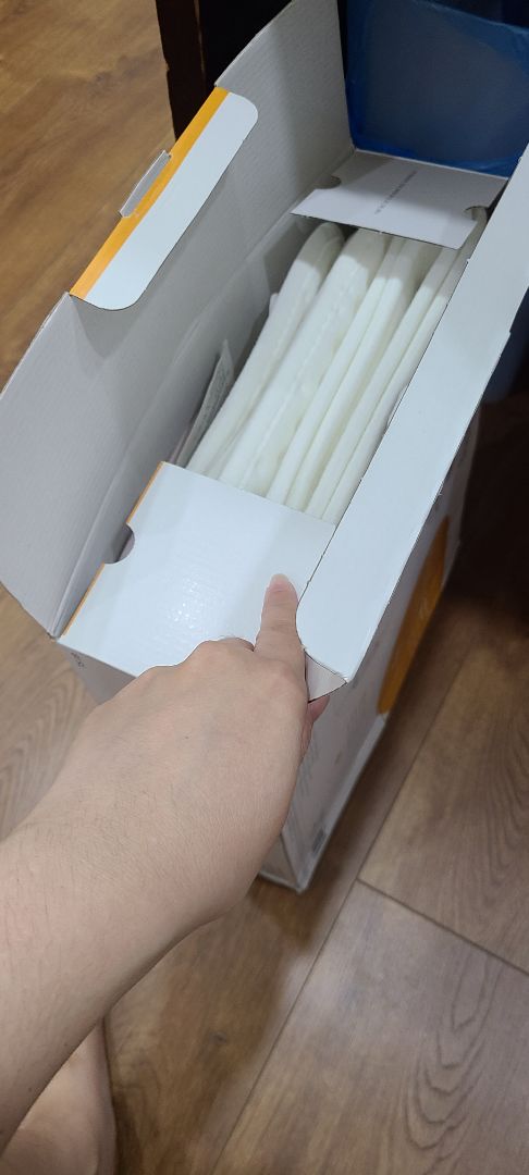 có vẻ là hàng chính hãng chưa cắm điện xài thử nên chưa rõ công năng lắm