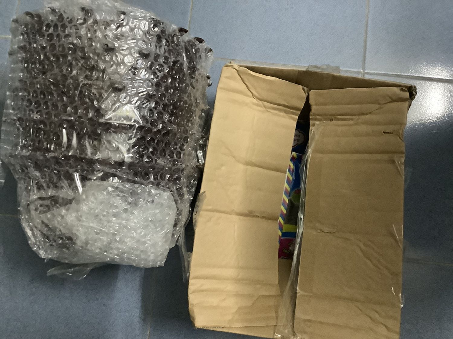 Giao đúng mẩu , hàng cứng cáp , , mua 5 cái mà nứt 1 cái , 2 cái bị gãy nan viền trên miệng  , mong shop đóng gói cẩn thận tránh nứt gãy