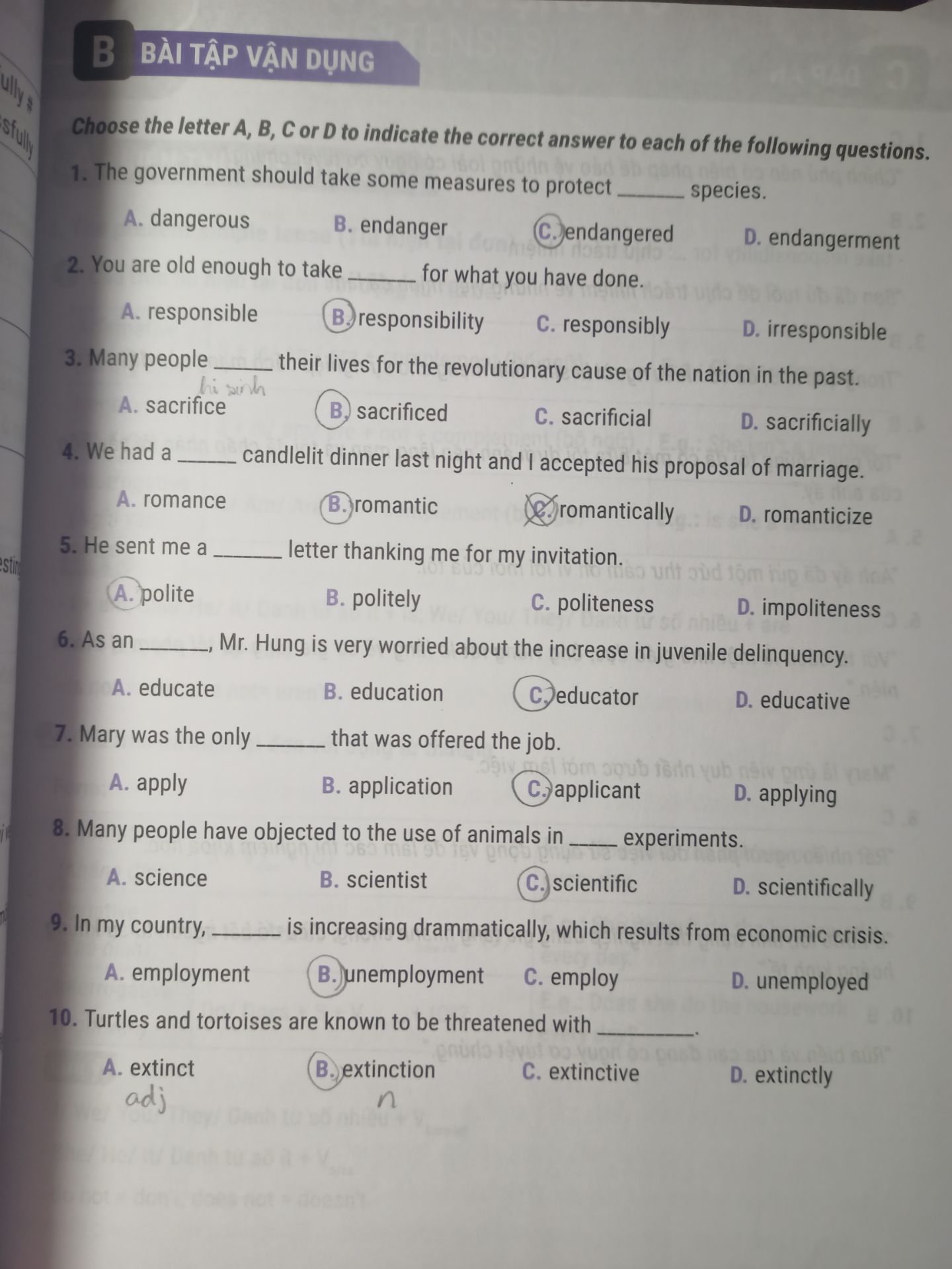 Sách có phần lý thuyết được trình bày rõ ràng, dễ học, chia ra nhiều phần. Về bài tập thì có ngay sau mỗi chuyên và và đề thi gần cuối. Phần đáp án nằm ở cuối sách, giải rất chi tiết và dễ hiểu. Giao hàng cũng nhanh nữa mọi người ơi. Các bạn nên mua nhaaaa