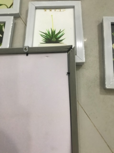 Giao sai hình.khung tranh thì vỡ nứt,bám bụi bẩn.thất vọng.