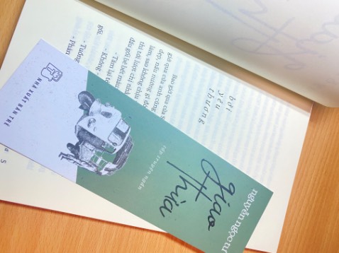 Mình chưa đọc nội dung, nhưng bìa bên trong nhìn xinh quá! Sách còn nguyên seal, có kèm bookmark.