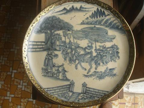 Đĩa giao đúng kích thước nhưng không giống hình vẽ đã đăng ký. Shop giao hàng đẹp, đóng gói bao bì cẩn thân. Cám ơn shop đã tặng giá đỡ đĩa.