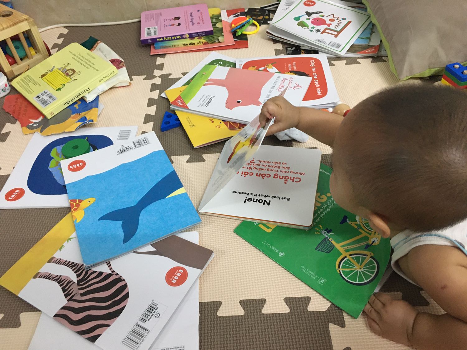 Bé có vẻ không thích quyển này lắm. Dù rằng những quyển ehon khác bé rất thích nghe Bé có vẻ không thích quyển này lắm. Dù rằng những quyển ehon khác bé rất thích nghe