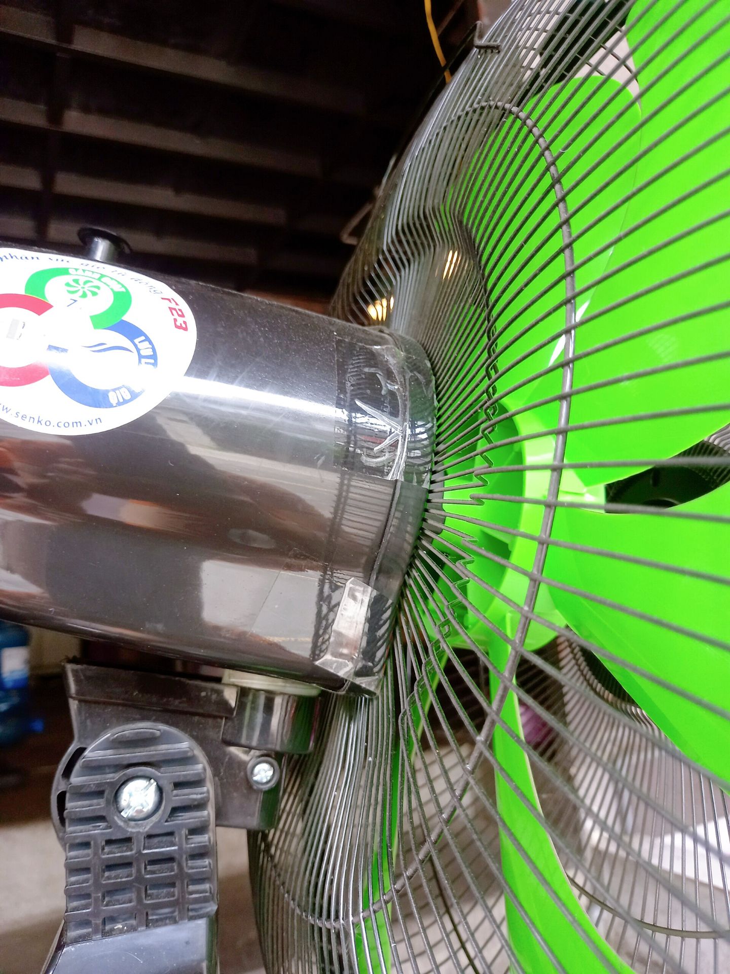 Mình đã dùng được 1 thời gian thì thấy quạt rất ok.
Chỉ có hôm vận chuyển đến, mình ráp quạt mà loay hoay hoài mà phần đầu không gắn được, mãi 1 lúc sau mới phát hiện ra cái chốt cố định bị gãy mất (có thể là do vận chuyển hay đóng gói) mình phải lấy băng keo dán nó lại.