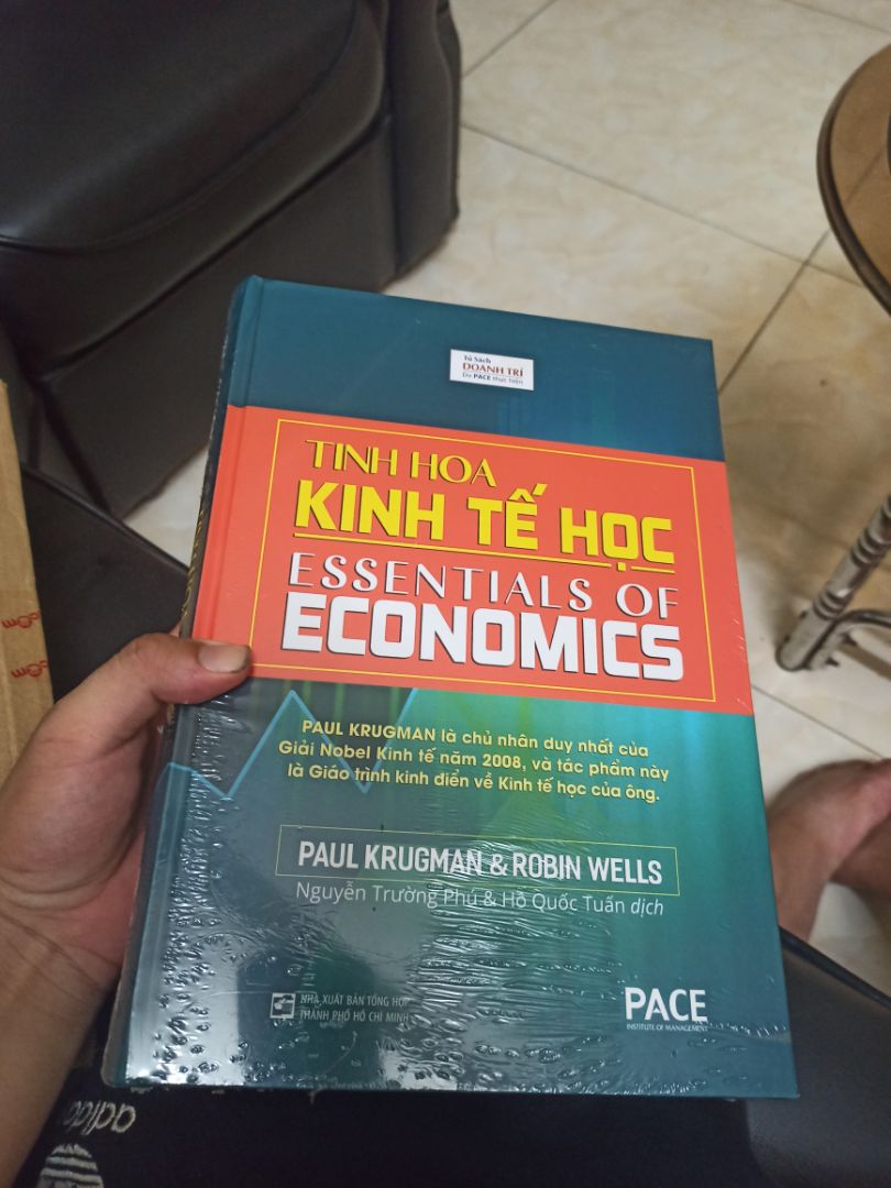 fahasa gói hàng kĩ lưỡng, sách chất lượng giấy tốt màu in đẹp, cầm cảm giác đáng đồng tiền bát gạo. một cuốn sách dễ đọc, dễ hiểu hơn các cuốn tiền tệ ngân hàng khác. Theo mình các bạn nên mua quyển này trước khi đọc các quyển như tài chính quốc tế, hệ thống ngân hàng mỹ, ...