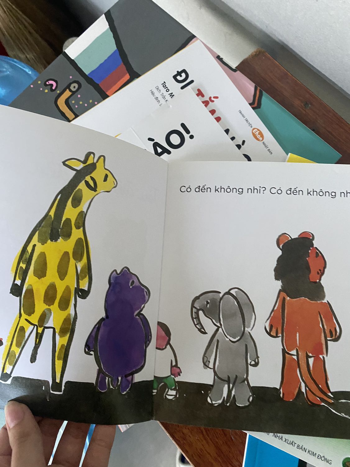 con mình thích sách này lắm nên mình mua về xog cũng tìm hiểu một chút về ehon, thấy rất nhiều điểm tốt