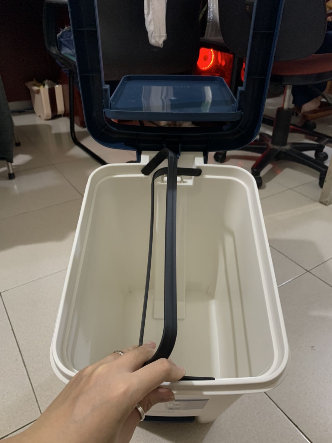 Sản phẩm tốt, rất to đẹp, thiết kế đơn giản mà sang, thùng chỉ có kẹp để kẹp túi đựng rác chứ không có thùng nhỏ bên trong. Nhựa rất mịn, không có mùi độc hại. Mình rất ưng ý