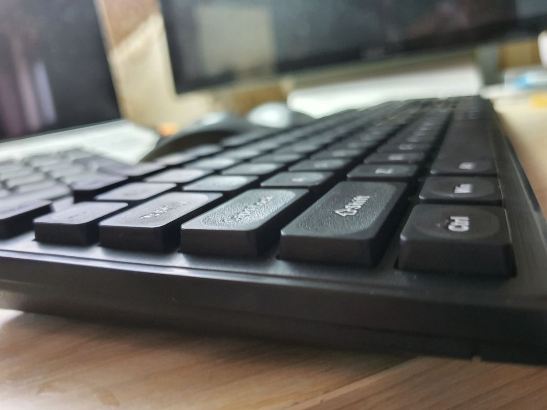 đóng gói kỷ, kỷ đến mức khó mở. ))
bàn phím ko êm lắm. form chuột cầm ko thuận tay lắm.
các phím cấu tạo không phải vát góc mà thẳng cạnh nên khó thao tác, khi đánh máy nhanh, dễ bị vấn qua phím bên cạnh.
vừa nhận hàng, *** xong. đặt luôn 1 bộ khác.
chấp nhận, tiền nào của nấy.