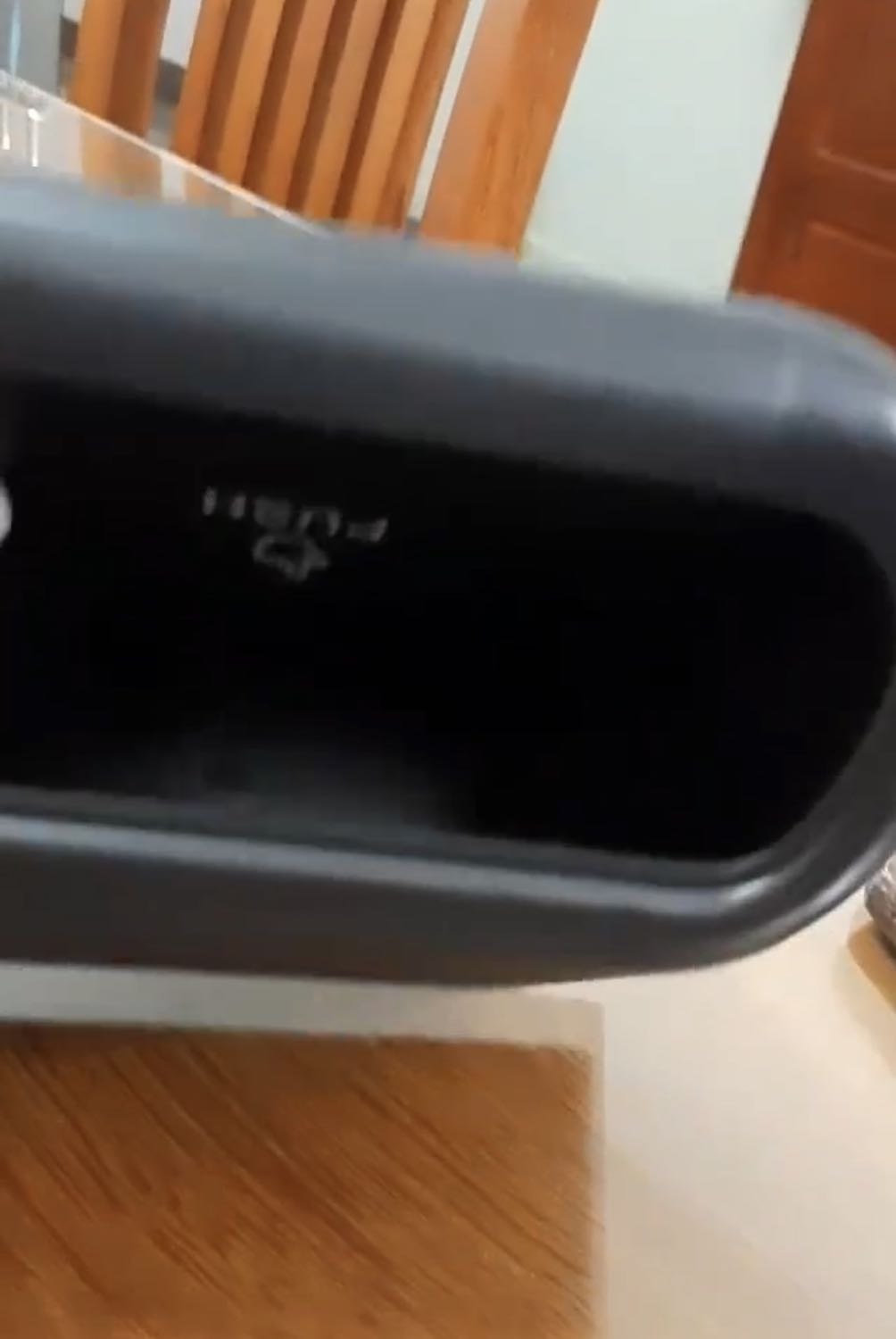 Sản phẩm đúng như mô tả shop đóng gói rất kĩ. Rất tiện dụng. Kích thước gọn gàng phù hợp để trong xe. Chất liệu làm bằng nhựa abs dày dặn độ hoàn thiện cao không có mavia khuôn đúc. Cho shop 5 sao