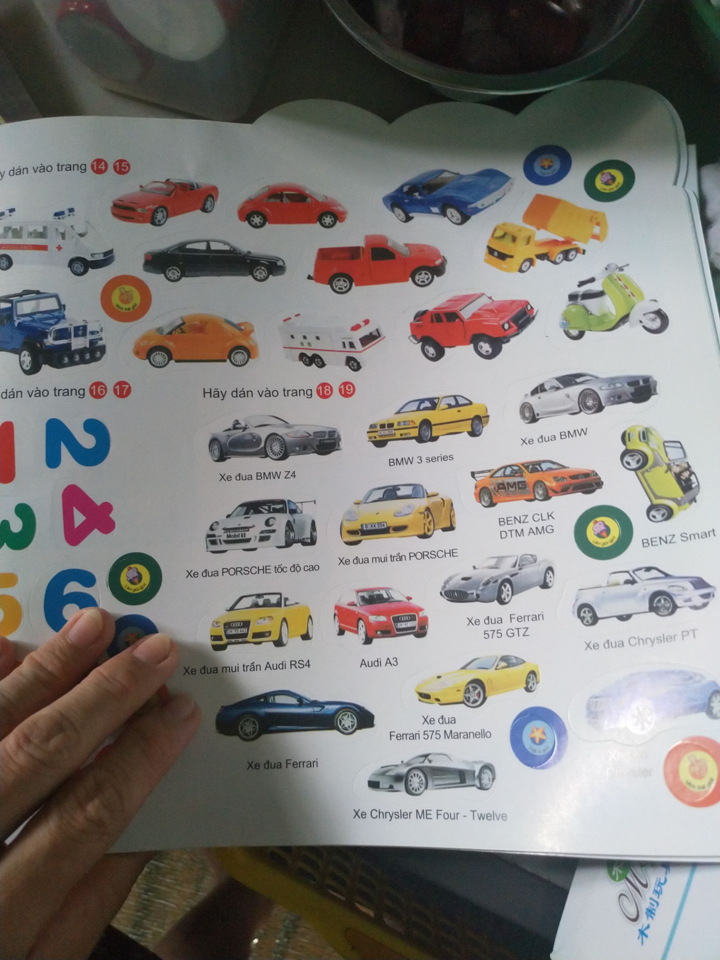 Sách đẹp về chủ đề giao thông. Bé vừa được học về tất cả các phương tiện giao thông, lại có 80 miếng dán hình để bé vừa nhớ tên phương tiện, vừa rèn khéo tay, lại xác định được đúng vị trí.  Các miếng bóc dán dễ lột, bé 2t còn nhỏ thì mẹ vẫn phải giúp. Bé  nào biết dán rồi thì mê luôn, mình mua cuốn này tặng cháu 5t, cháu dán hết quyển trong vòng một buổi tối.