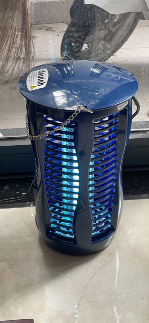 Mới đầu mình khá hoang mang khi đọc cmt của nhiều người về số này nhưng cuối cùng mình  định chọn mua thử xem ntn. Thật lòng mình khuyên mng dùng nhé, từ ngày có nó nhà bớt thấy rõ từ muỗi đến côn trùng nhỏ xíu đều được hút và đây liên tục, ko biết đèn khi hư thì bán giá bn. Sau đó mình mua thêm 2 cái nữa cho 2 tầng còn lại