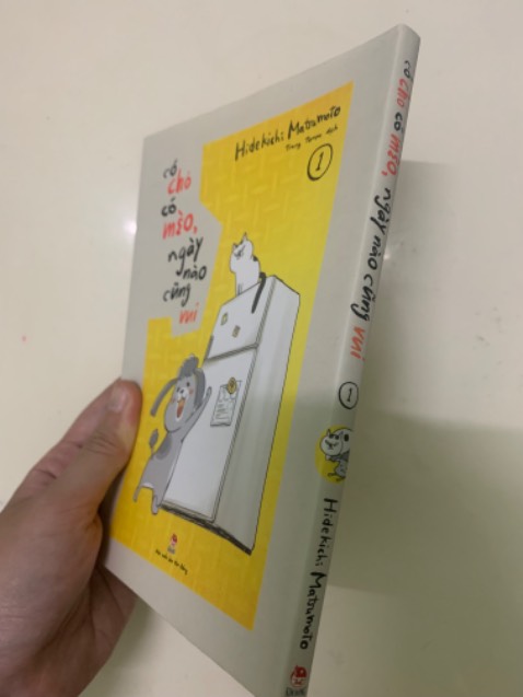 Truyện minh hoạ sống động, hài hước về gia đình nhỏ “một sen hai boss” :))) Những ai nuôi cả *** lẫn mèo sẽ tìm được hình ảnh quen thuộc trong cuốn sách này 🥰 🐶🐱
Sách in ấn đẹp, bìa rời bọc ngoài, đóng gói cẩn thận và giao hàng nhanh ✨ Nhưng mà ko có Bookmark :’))