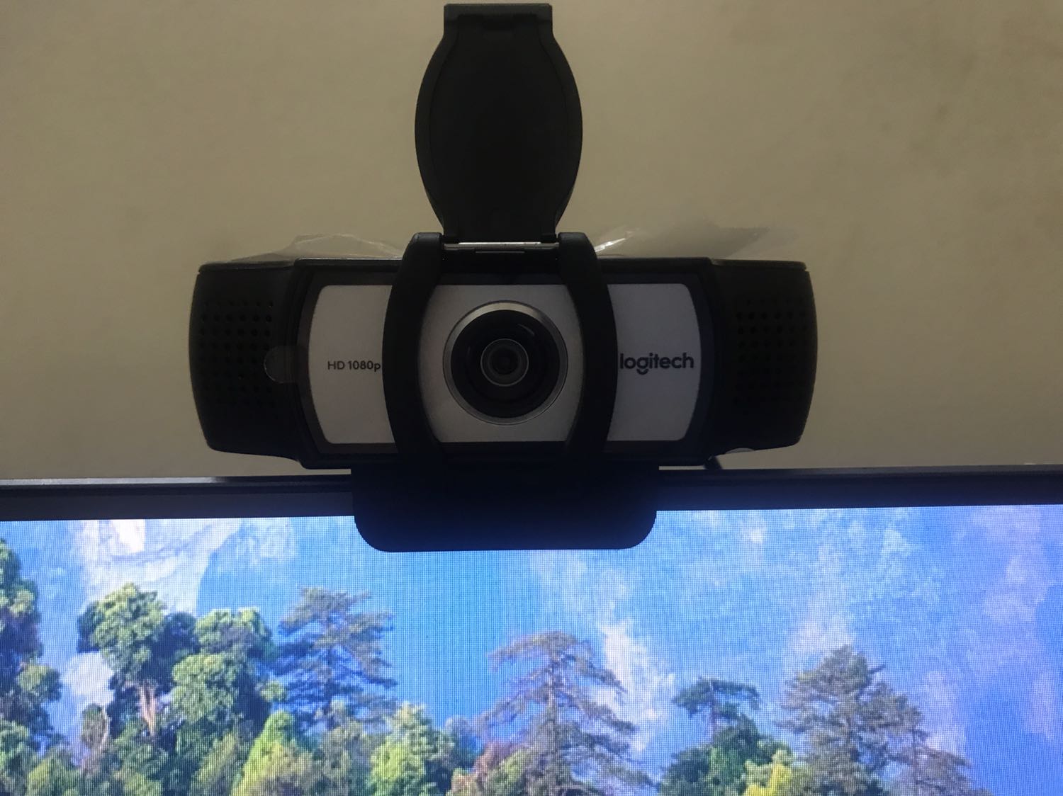 Sản phẩm đóng gói cẩn thận với thu âm tốt. Tuy nhiên so với loại c920 Pro thì máy không có bán kèm theo chân tripod + không thấy hỗ trợ app Logi Capture.