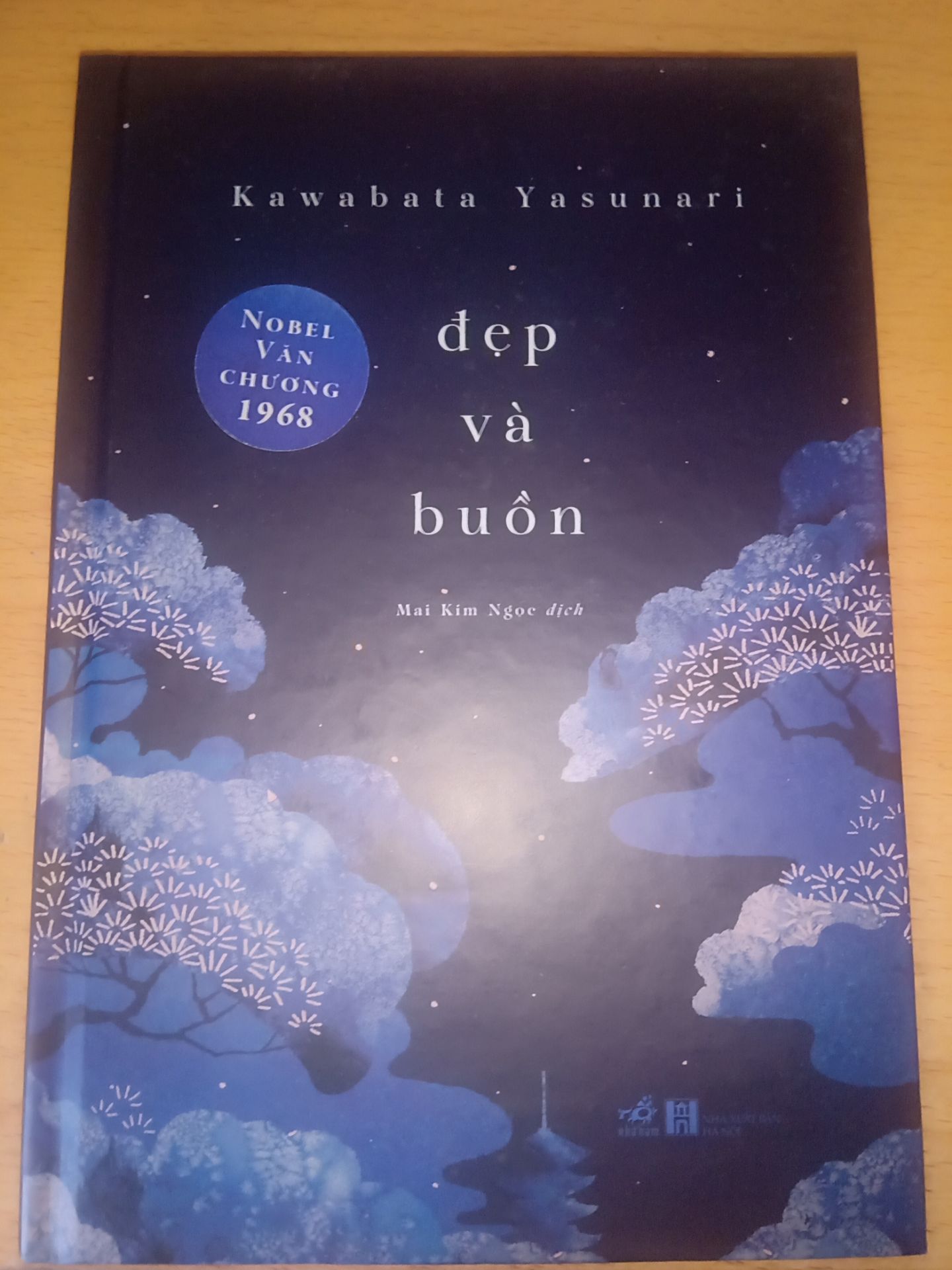 Sách rất đẹp, bìa sách trông như một tác phẩm nghệ thuật thật sự. Nội dung truyện tinh tế, nhẹ nhàng, nhưng ẩn sau đó là cảm xúc âm ỉ của nhân vật đang cháy trong tác phẩm. Tiki giao hàng rất nhanh và tốt. buổi tối nửa đêm giao 9h sáng mai đã có. hàng giao đẹp, sách vẫn có chỗ bị cong. Nhưng nhìn chung hài lòng về chất lượng dịch vụ.