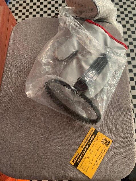 mình ở GÒ VẤP có trạm bảo hành gần nhà NÊN rất yên tâm về sp.  Nhận hàng có phiếu bảo hành và sách hướng dẫn đầy đủ. SP bảo hành 3 năm nha. tes thử  hơi nước ra mạnh, nóng, là phẳng nhanh nói chung ok. Rất rất rất hài lòng với sp