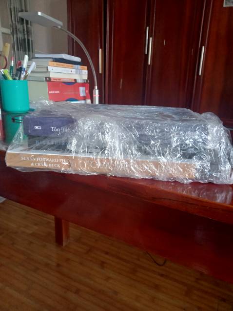 Sách đóng gói cẩn thận, ko quá bụi nhưng mình vẫn phải lau qua.
Nội dung rất hay và như mọi tác phẩm của Keigo, cái kết luôn khiến ta phải bất ngờ và ngỡ ngàng. Nội dung hấp dẫn cho đến trang cuối cùng. Nhưng cái kết tuy có hậu nhưng hơi cụt lủn khiến mình thấy hơi hụt hẫng 
Chấm điểm 9.5/10